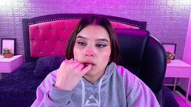 Snapshot of Natalie_loffreda chatting on 11-20-25, 03:07 Natalie loffreda online show from 11-20-25, 03:07