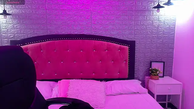 Snapshot of Natalie_loffreda chatting on 11-27-25, 03:19 Natalie loffreda online show from 11-27-25, 03:19