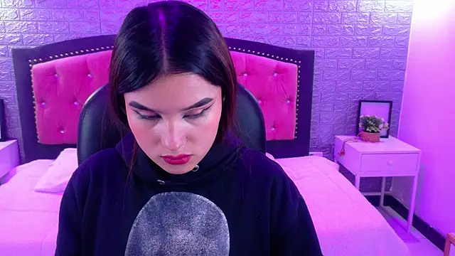 Snapshot of Natalie_loffreda chatting on 11-28-25, 03:09 Natalie loffreda online show from 11-28-25, 03:09