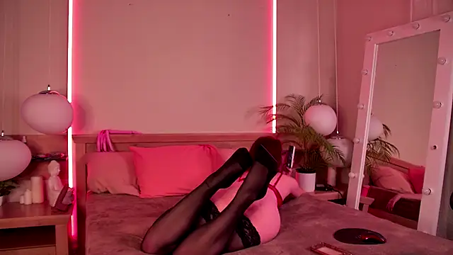 Snapshot of RoxyDoll_ chatting on 10-08-25, 04:37 RoxyDoll online show from 10-08-25, 04:37