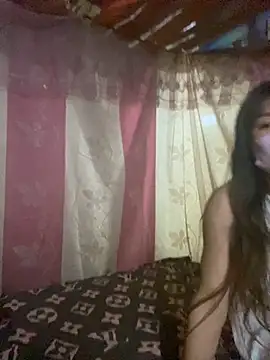 Snapshot of PhanHaa chatting on 10-26-25, 12:44 PhanHaa online show from 10-26-25, 12:44