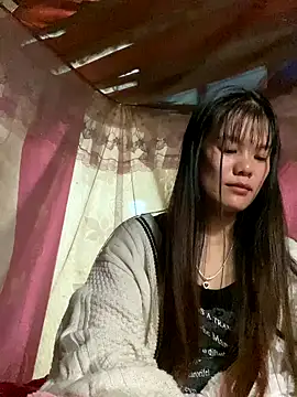 Snapshot of PhanHaa chatting on 11-12-25, 01:44 PhanHaa online show from 11-12-25, 01:44