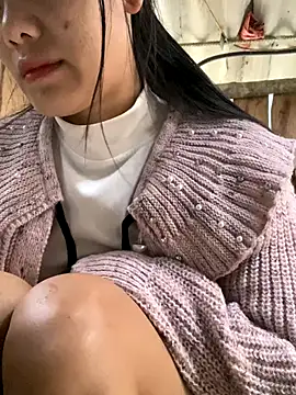 Snapshot of PhanHaa chatting on 12-17-25, 12:16 PhanHaa online show from 12-17-25, 12:16