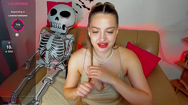 Snapshot of Emma__Ross chatting on 10-27-25, 02:48 Emma Ross online show from 10-27-25, 02:48