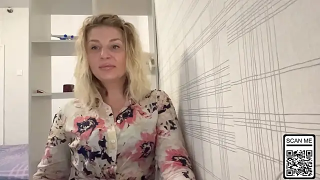 Snapshot of Blondie_xoxoxo chatting on 10-27-25, 08:40 Blondie xoxoxo online show from 10-27-25, 08:40