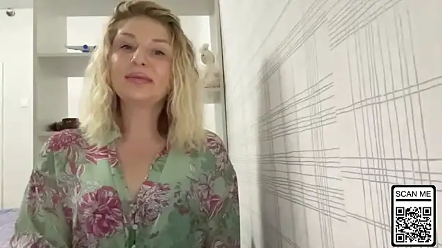 Snapshot of Blondie_xoxoxo chatting on 11-08-25, 09:46 Blondie xoxoxo online show from 11-08-25, 09:46