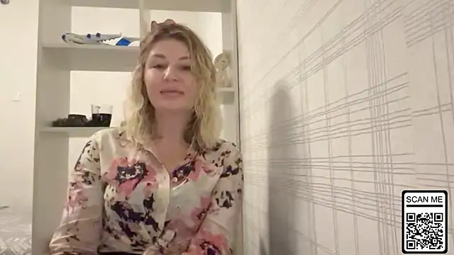 Snapshot of Blondie_xoxoxo chatting on 12-01-25, 11:04 Blondie xoxoxo online show from 12-01-25, 11:04