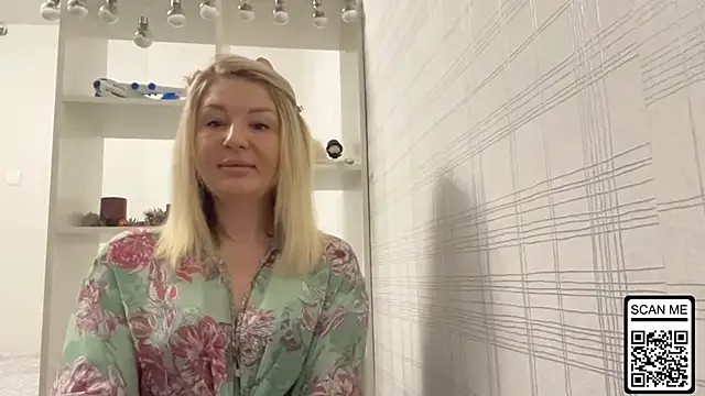 Snapshot of Blondie_xoxoxo chatting on 12-14-25, 09:36 Blondie xoxoxo online show from 12-14-25, 09:36