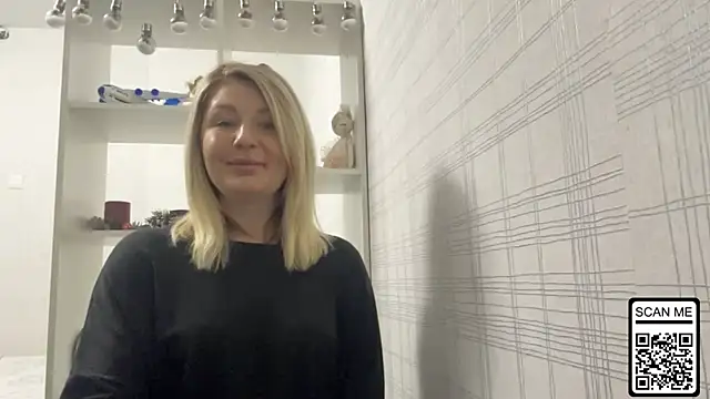 Snapshot of Blondie_xoxoxo chatting on 12-15-25, 08:51 Blondie xoxoxo online show from 12-15-25, 08:51