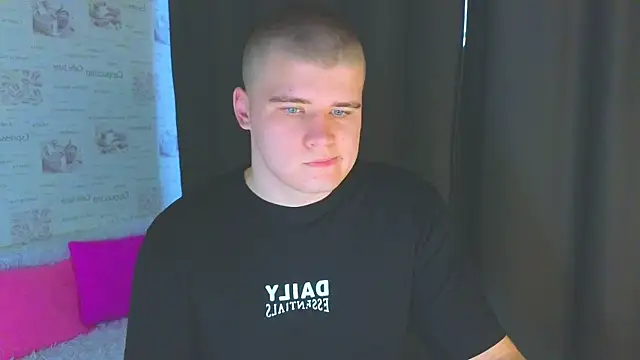 Snapshot of kittenmurr chatting on 10-04-25, 01:03 kittenmurr online show from 10-04-25, 01:03