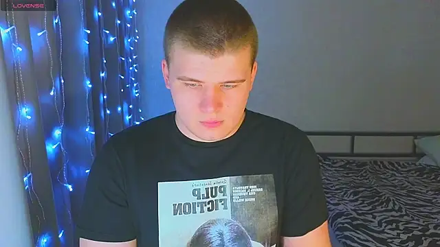 Snapshot of kittenmurr chatting on 12-15-25, 10:58 kittenmurr online show from 12-15-25, 10:58