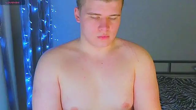 Snapshot of kittenmurr chatting on 12-17-25, 09:43 kittenmurr online show from 12-17-25, 09:43