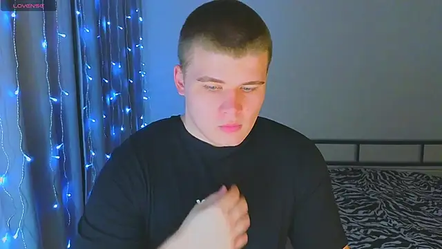 Snapshot of kittenmurr chatting on 12-19-25, 01:56 kittenmurr online show from 12-19-25, 01:56