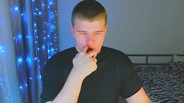 Snapshot of kittenmurr chatting on 12-19-25, 11:34 kittenmurr online show from 12-19-25, 11:34