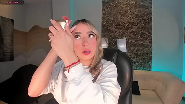 LizzCooper online show from 11-14-25, 04:11