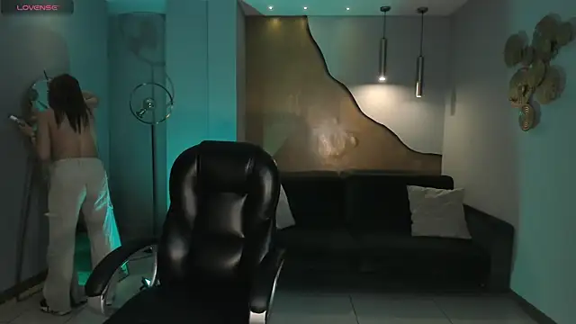 LizzCooper online show from 12-16-25, 04:06