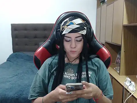 Snapshot of bluegoddessstoned chatting on 12-16-25, 08:47 bluegoddessstoned online show from 12-16-25, 08:47