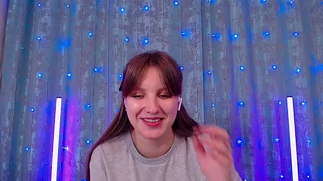 Snapshot of Leonaalove chatting on 12-18-25, 08:20 Leonaalove online show from 12-18-25, 08:20