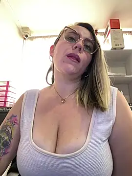 Snapshot of CurvyLust_x chatting on 02-18-26, 02:35 CurvyLust x online show from 02-18-26, 02:35