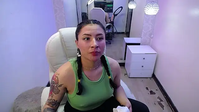 Snapshot of nicolee_8 chatting on 09-18-25, 04:03 nicolee 8 online show from 09-18-25, 04:03