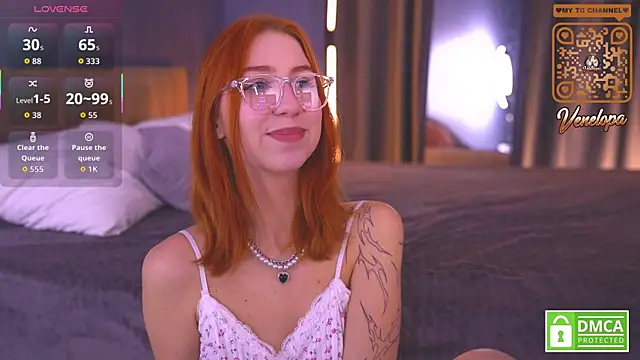 Snapshot of Venelopa chatting on 12-15-25, 02:32 Venelopa online show from 12-15-25, 02:32