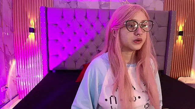 Snapshot of Suxan_White_ chatting on 11-17-25, 11:49 Suxan White online show from 11-17-25, 11:49