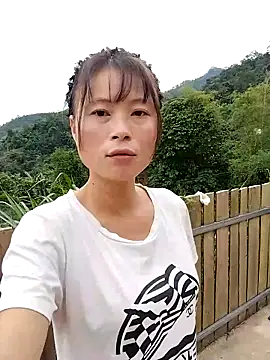 Snapshot of linda_bae00 chatting on 10-06-25, 01:47 linda bae00 online show from 10-06-25, 01:47