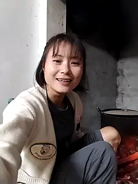 Snapshot of linda_bae00 chatting on 11-18-25, 01:44 linda bae00 online show from 11-18-25, 01:44