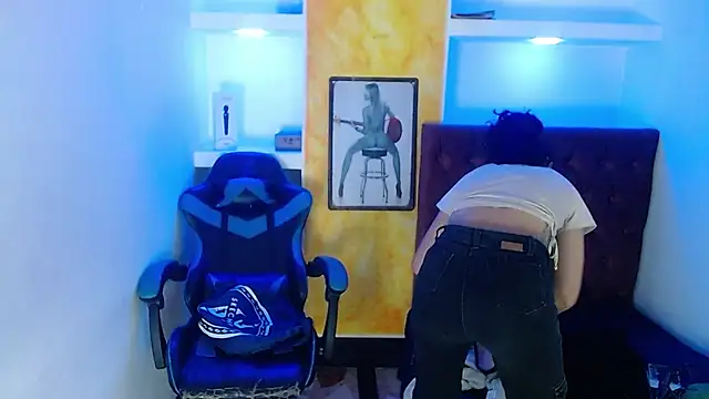 Snapshot of alison_moon7 chatting on 09-18-25, 01:35 alison moon7 online show from 09-18-25, 01:35