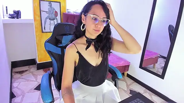 Snapshot of alison_moon7 chatting on 10-10-25, 12:37 alison moon7 online show from 10-10-25, 12:37