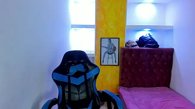 Snapshot of alison_moon7 chatting on 10-20-25, 11:21 alison moon7 online show from 10-20-25, 11:21