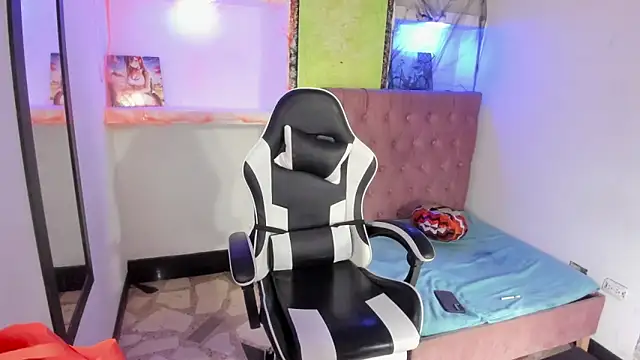 Snapshot of alison_moon7 chatting on 10-25-25, 12:13 alison moon7 online show from 10-25-25, 12:13