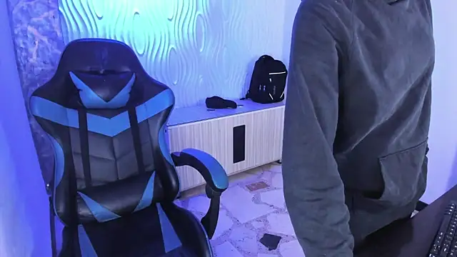 Snapshot of alison_moon7 chatting on 11-08-25, 11:21 alison moon7 online show from 11-08-25, 11:21