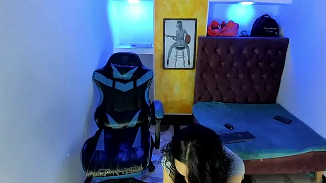 Snapshot of alison_moon7 chatting on 11-11-25, 02:06 alison moon7 online show from 11-11-25, 02:06