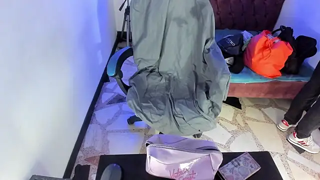 Snapshot of alison_moon7 chatting on 11-19-25, 02:17 alison moon7 online show from 11-19-25, 02:17