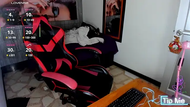 Snapshot of alison_moon7 chatting on 12-04-25, 06:38 alison moon7 online show from 12-04-25, 06:38