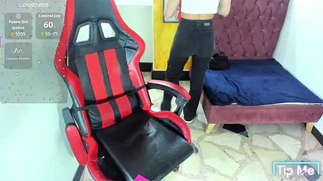 Snapshot of alison_moon7 chatting on 12-18-25, 01:50 alison moon7 online show from 12-18-25, 01:50