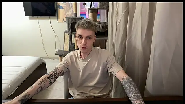 Snapshot of davesinner chatting on 04-05-26, 02:03 davesinner online show from 04-05-26, 02:03