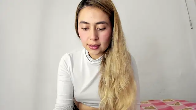 Snapshot of min-ji chatting on 09-15-25, 07:47 min-ji online show from 09-15-25, 07:47