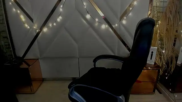 Snapshot of Morana__Hot chatting on 11-17-25, 05:13 Morana Hot online show from 11-17-25, 05:13