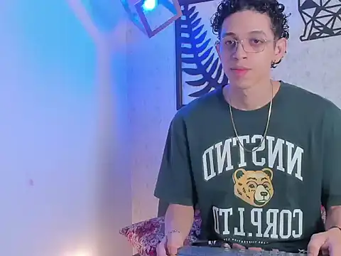 Snapshot of nicolai_drake chatting on 09-18-25, 03:30 nicolai drake online show from 09-18-25, 03:30