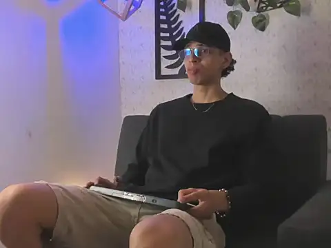 Snapshot of nicolai_drake chatting on 10-23-25, 04:12 nicolai drake online show from 10-23-25, 04:12