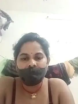 Snapshot of JULEE-740 chatting on 10-29-25, 03:31 JULEE-740 online show from 10-29-25, 03:31