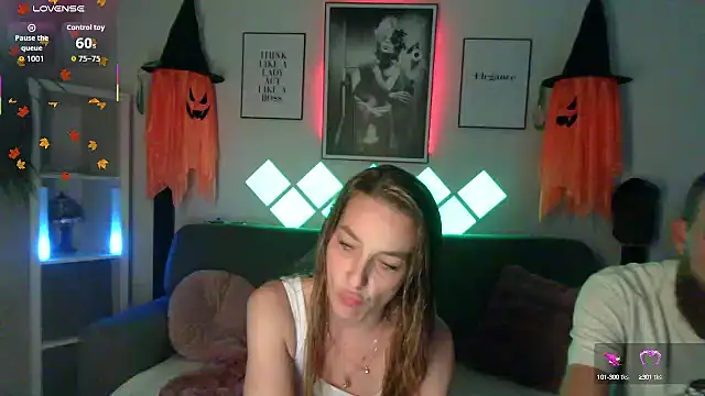 Snapshot of XBellaXundXUweX chatting on 10-14-25, 07:03 XBellaXundXUweX online show from 10-14-25, 07:03
