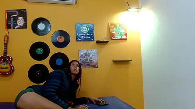 Snapshot of skinnyverus18 chatting on 09-15-25, 07:03 skinnyverus18 online show from 09-15-25, 07:03