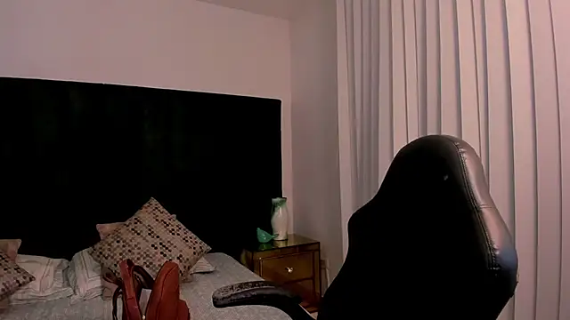 SaraWagner  online show from 04-11-26, 12:15