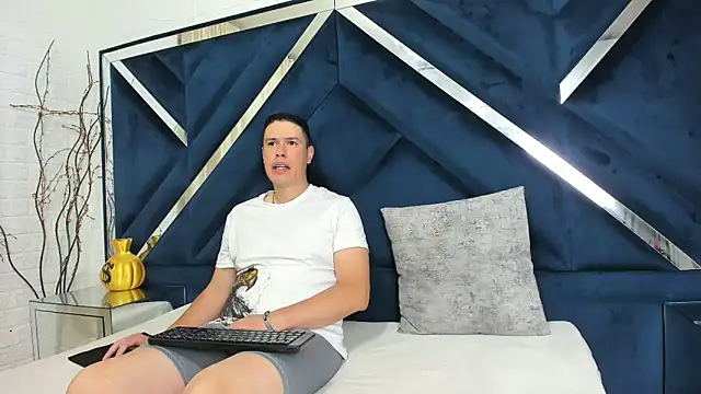 Snapshot of CandyandSteven chatting on 09-28-25, 02:39 CandyandSteven online show from 09-28-25, 02:39