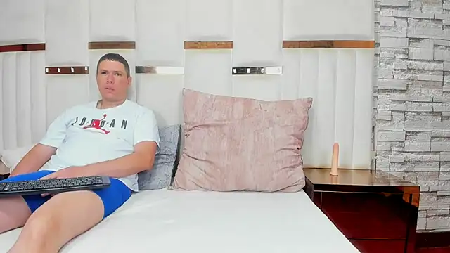 Snapshot of CandyandSteven chatting on 11-21-25, 02:43 CandyandSteven online show from 11-21-25, 02:43