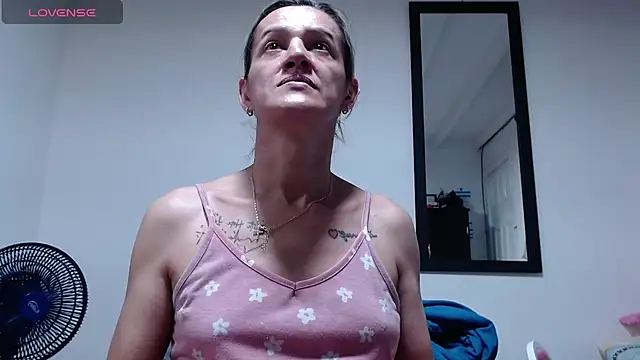 Snapshot of AllysonStonne chatting on 10-22-25, 10:53 AllysonStonne online show from 10-22-25, 10:53