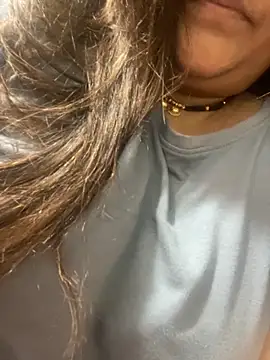 Snapshot of indian-hotmilfs chatting on 10-31-25, 01:45 indian-hotmilfs online show from 10-31-25, 01:45